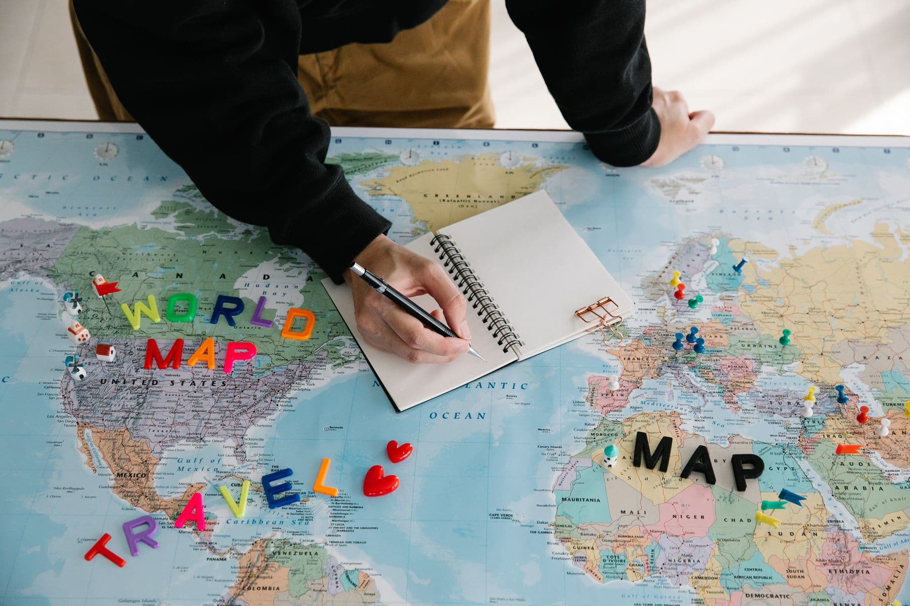 Pessoa planejando uma viagem sobre um mapa