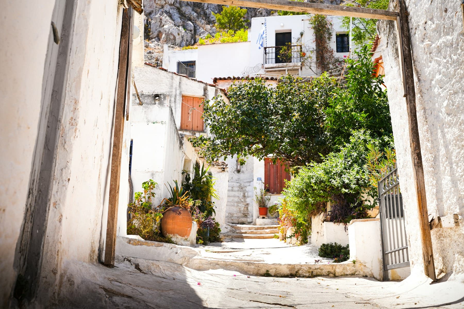 Rua estreita e ensolarada de uma vila mediterrânea